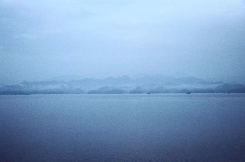 人在青山与碧水之间