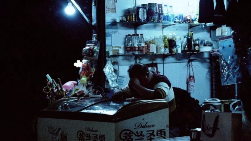 人在青山与碧水之间