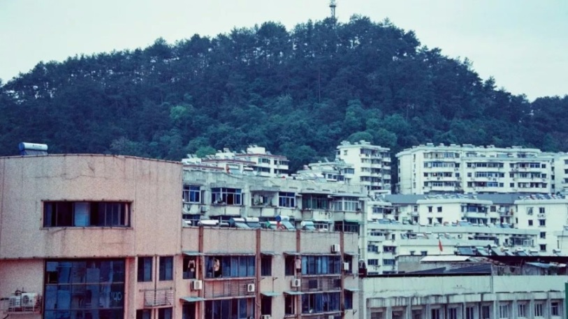 人在青山与碧水之间